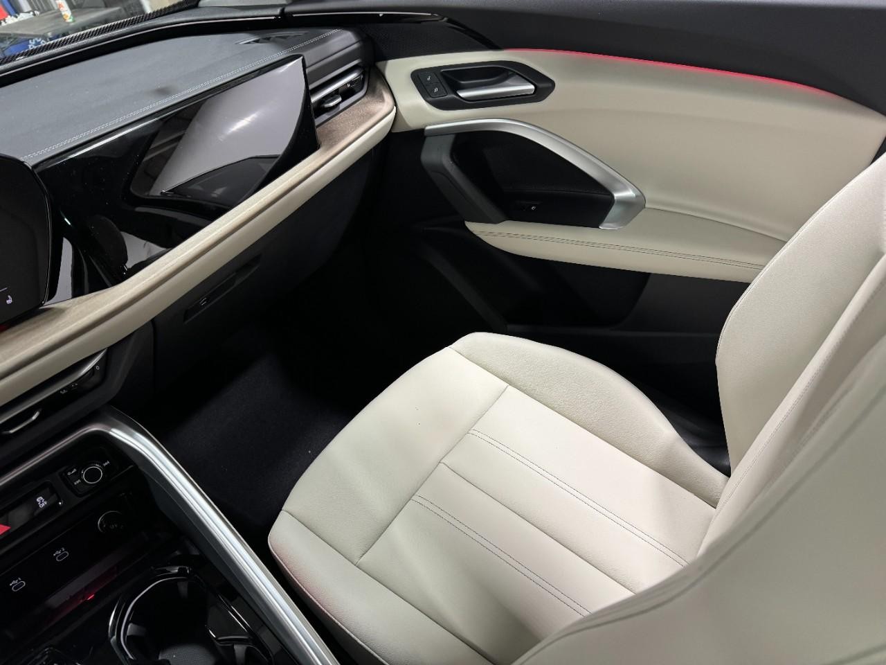 Audi Q5 Vehicle Full-screen Gallery Image 17