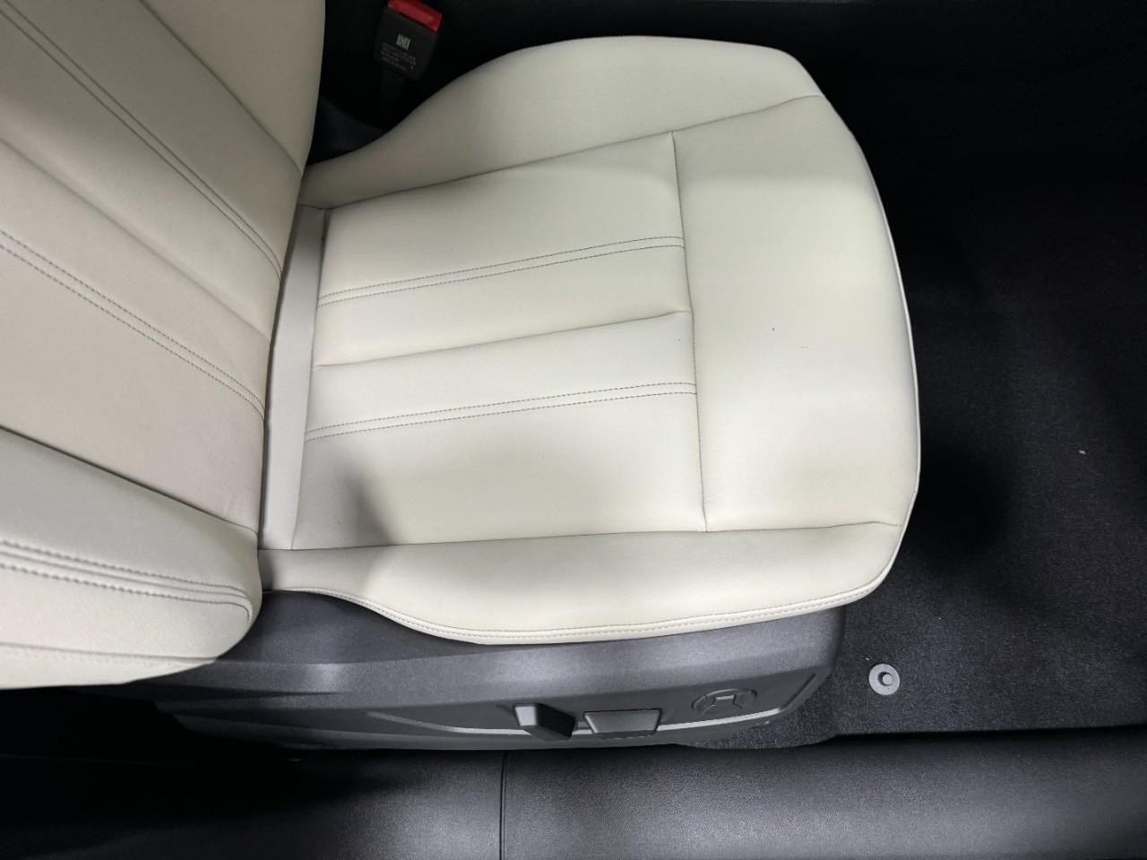 Audi Q5 Vehicle Full-screen Gallery Image 19