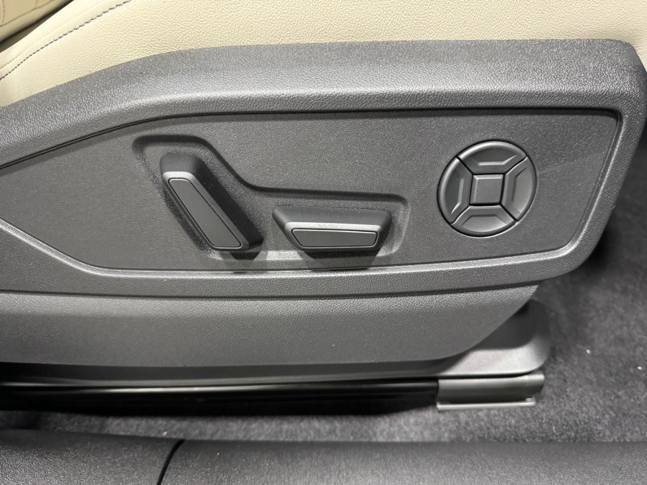 Audi Q5 Vehicle Full-screen Gallery Image 20