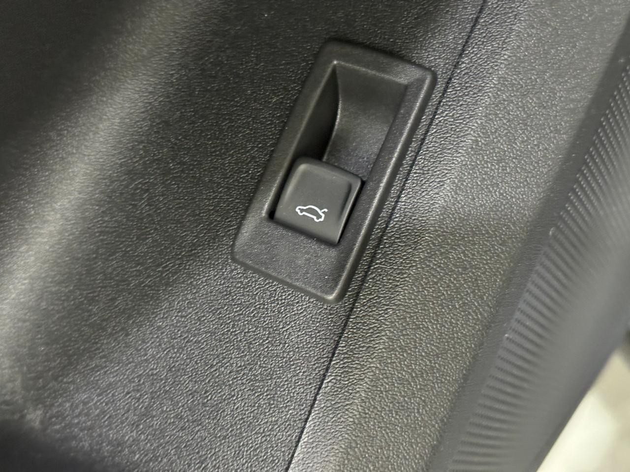 Audi Q5 Vehicle Full-screen Gallery Image 25