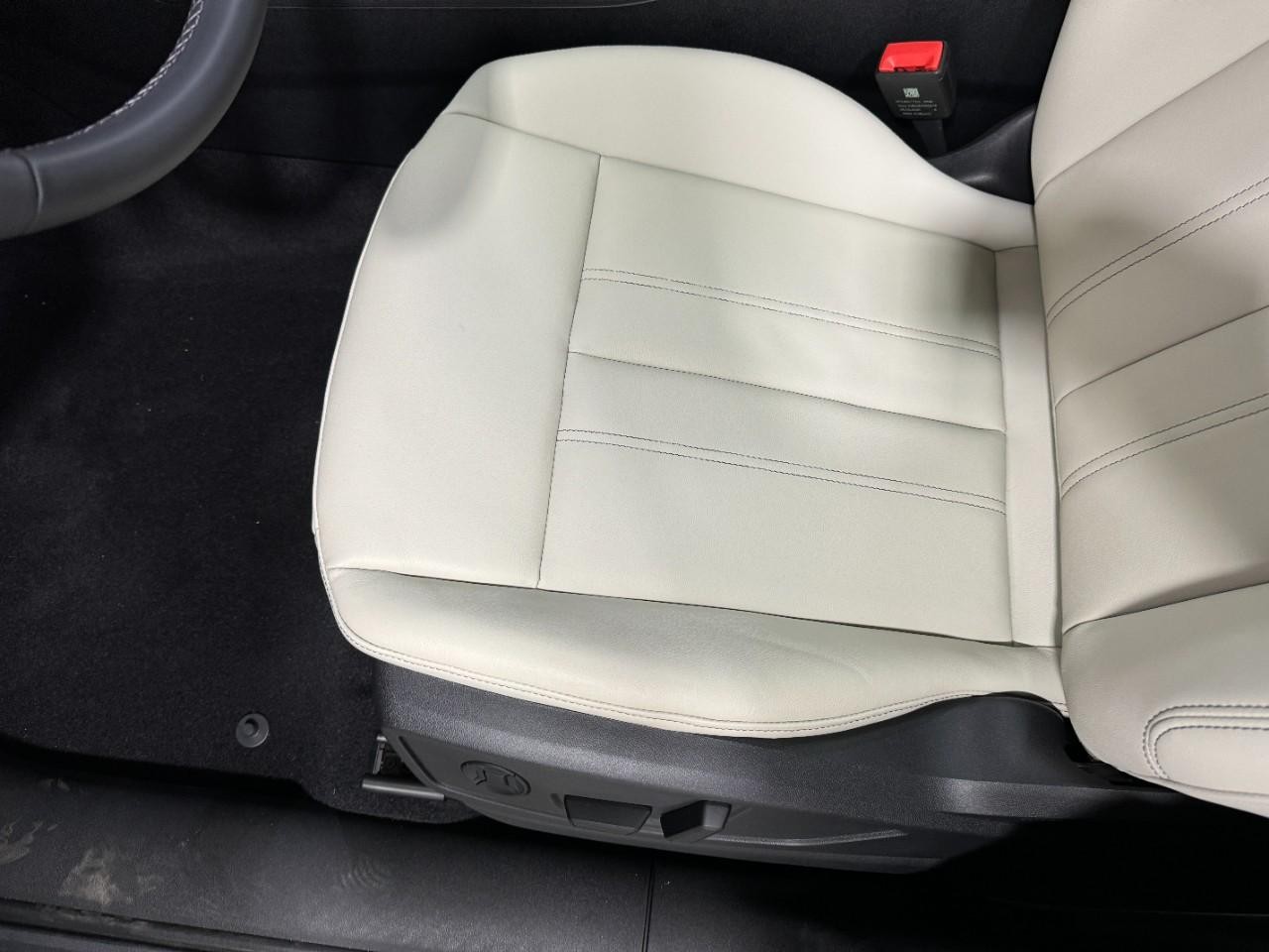 Audi Q5 Vehicle Full-screen Gallery Image 27