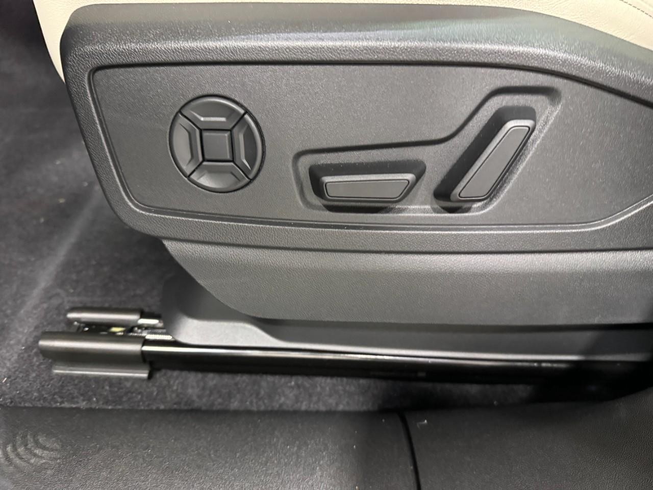 Audi Q5 Vehicle Full-screen Gallery Image 28