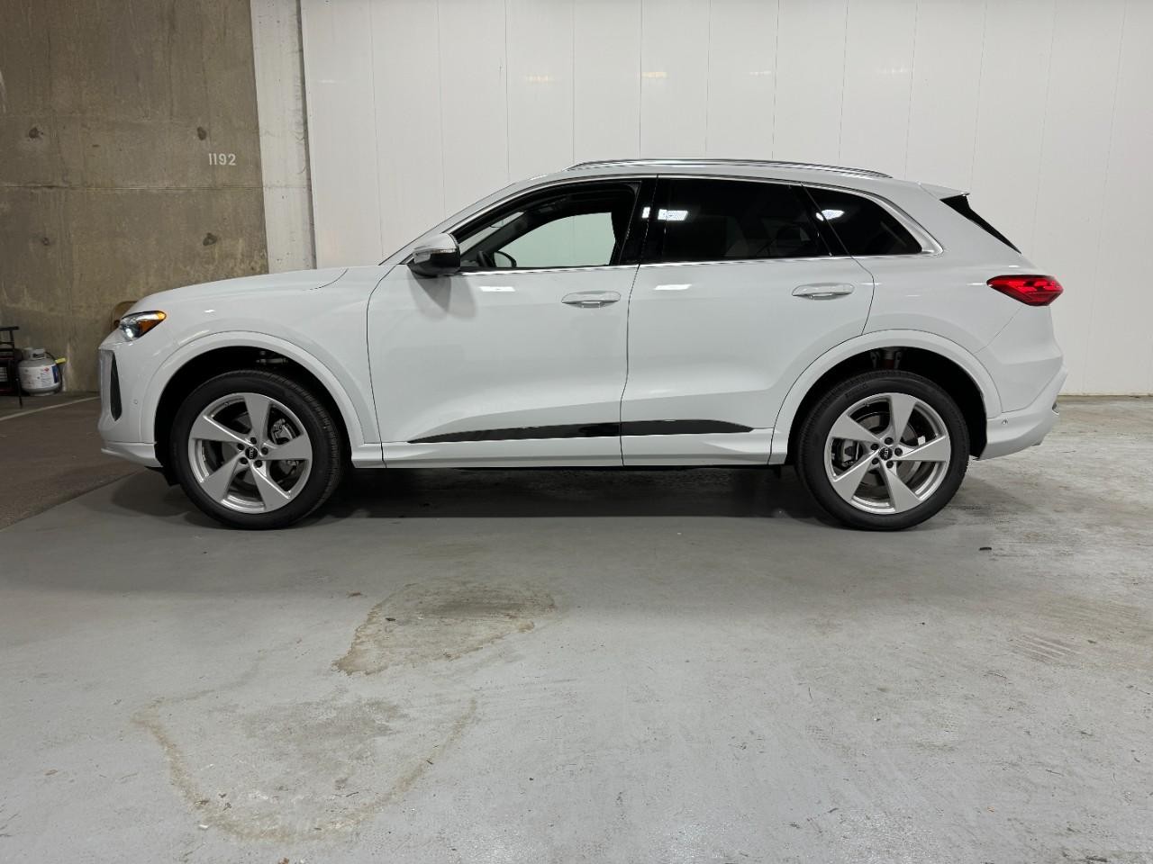 Audi Q5 Vehicle Full-screen Gallery Image 2