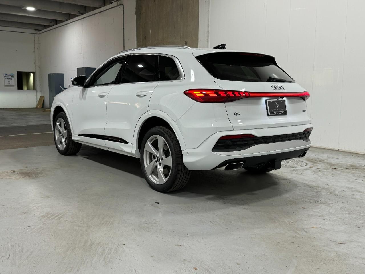 Audi Q5 Vehicle Full-screen Gallery Image 3