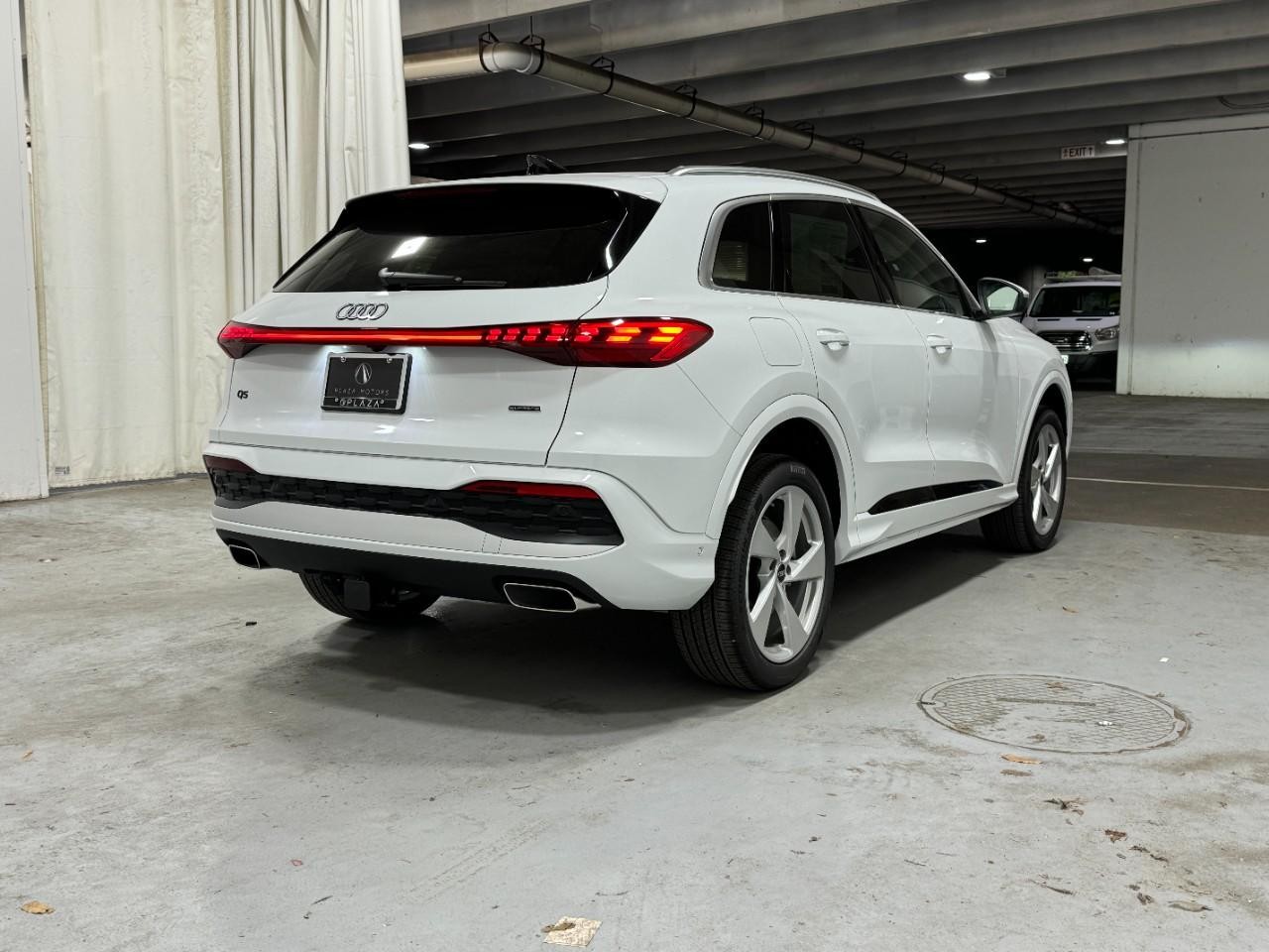 Audi Q5 Vehicle Full-screen Gallery Image 4