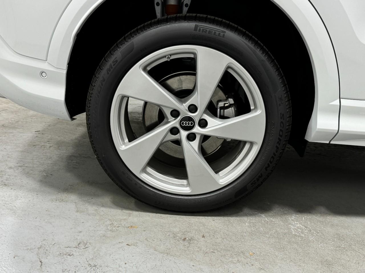 Audi Q5 Vehicle Full-screen Gallery Image 5