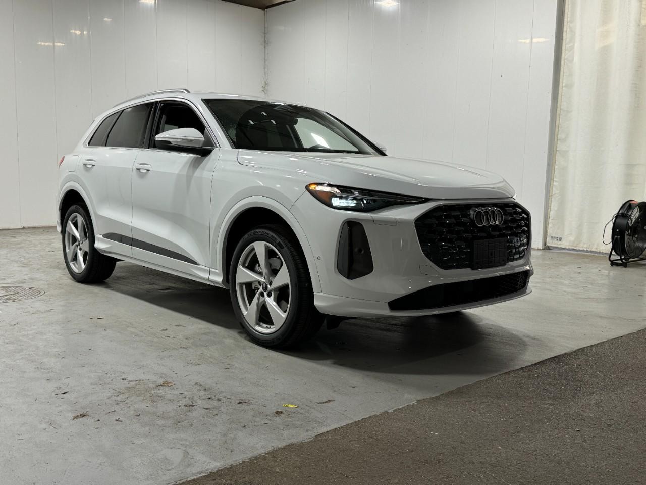 Audi Q5 Vehicle Full-screen Gallery Image 6