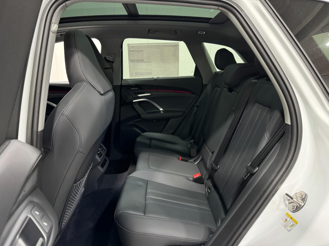 Audi Q5 Vehicle Full-screen Gallery Image 8