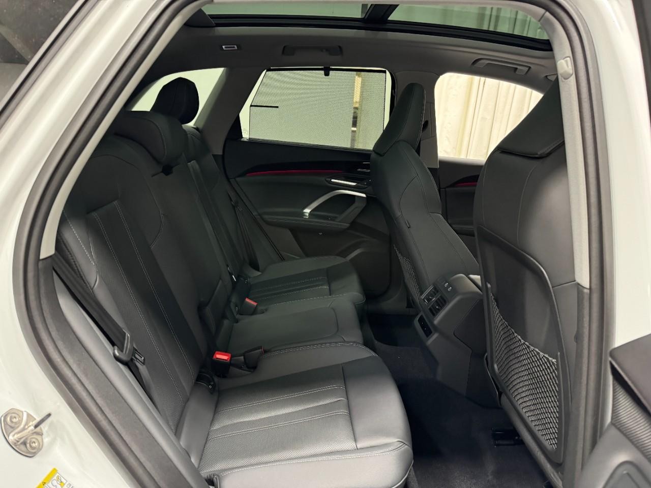 Audi Q5 Vehicle Full-screen Gallery Image 10