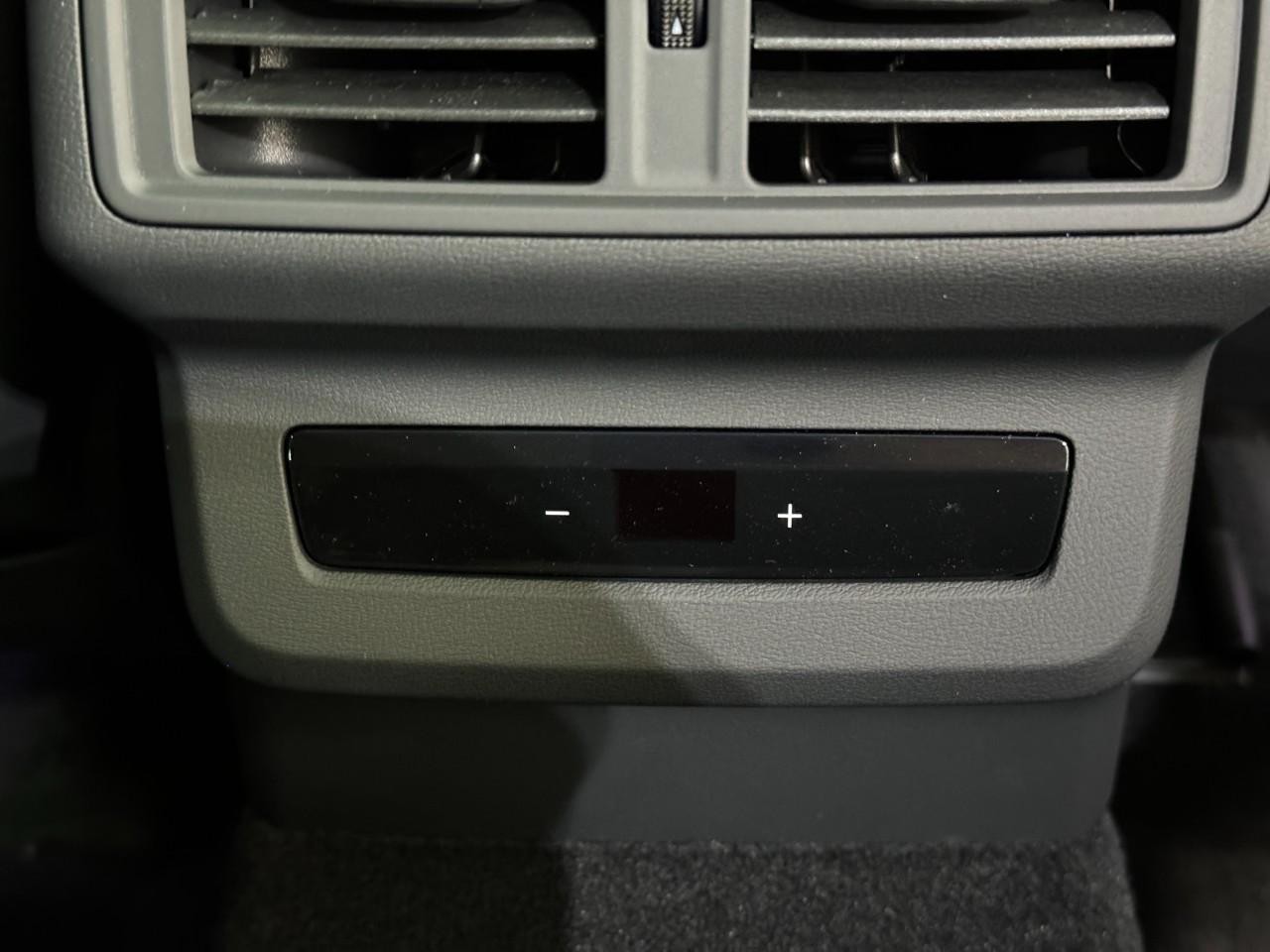 Audi Q5 Vehicle Full-screen Gallery Image 11