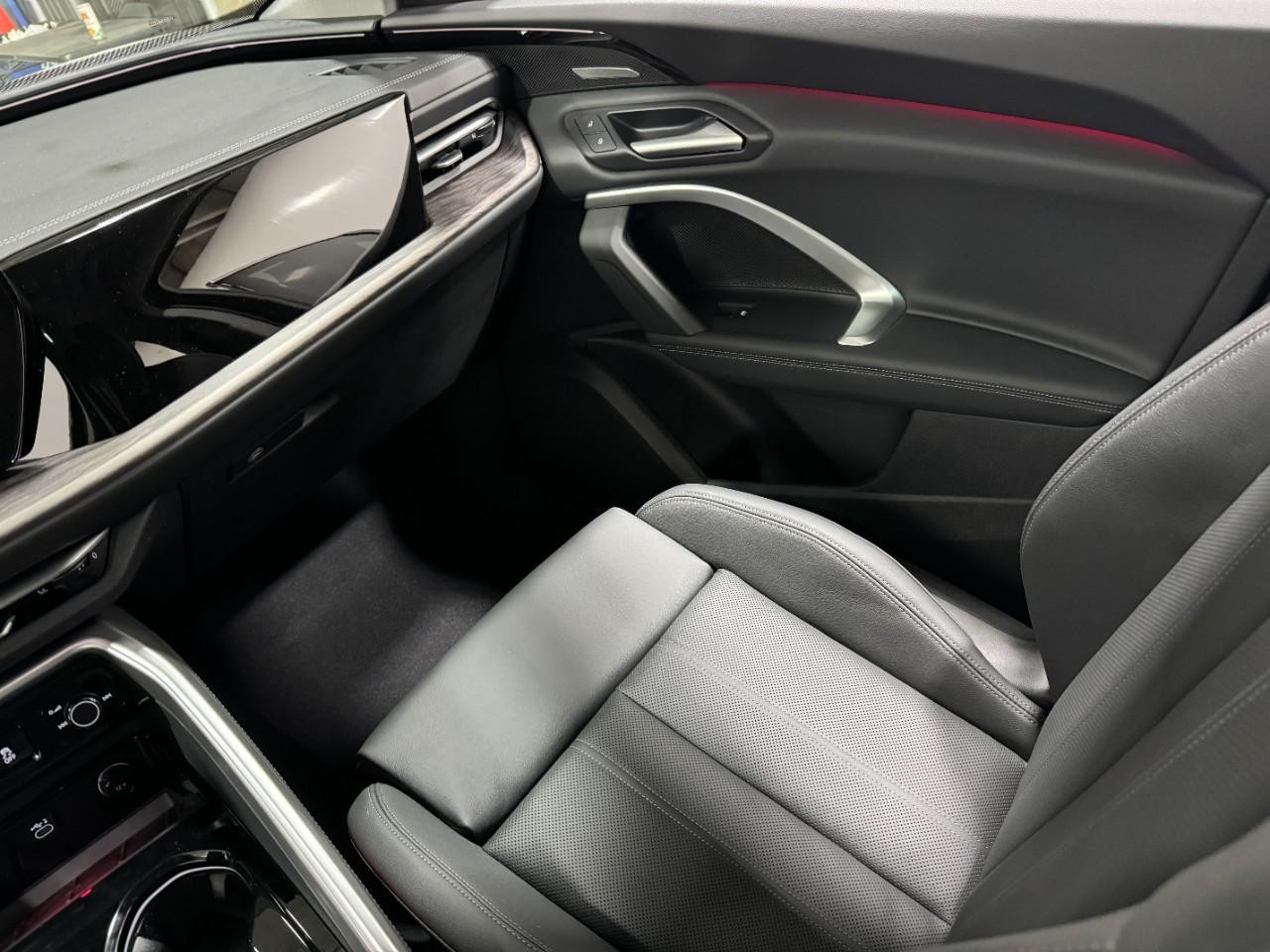 Audi Q5 Vehicle Full-screen Gallery Image 17