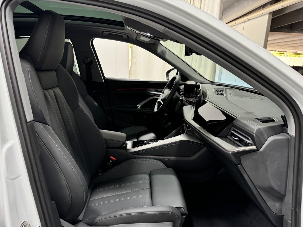 Audi Q5 Vehicle Full-screen Gallery Image 18