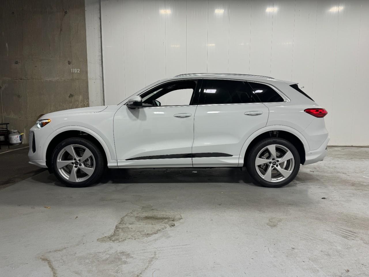 Audi Q5 Vehicle Full-screen Gallery Image 2