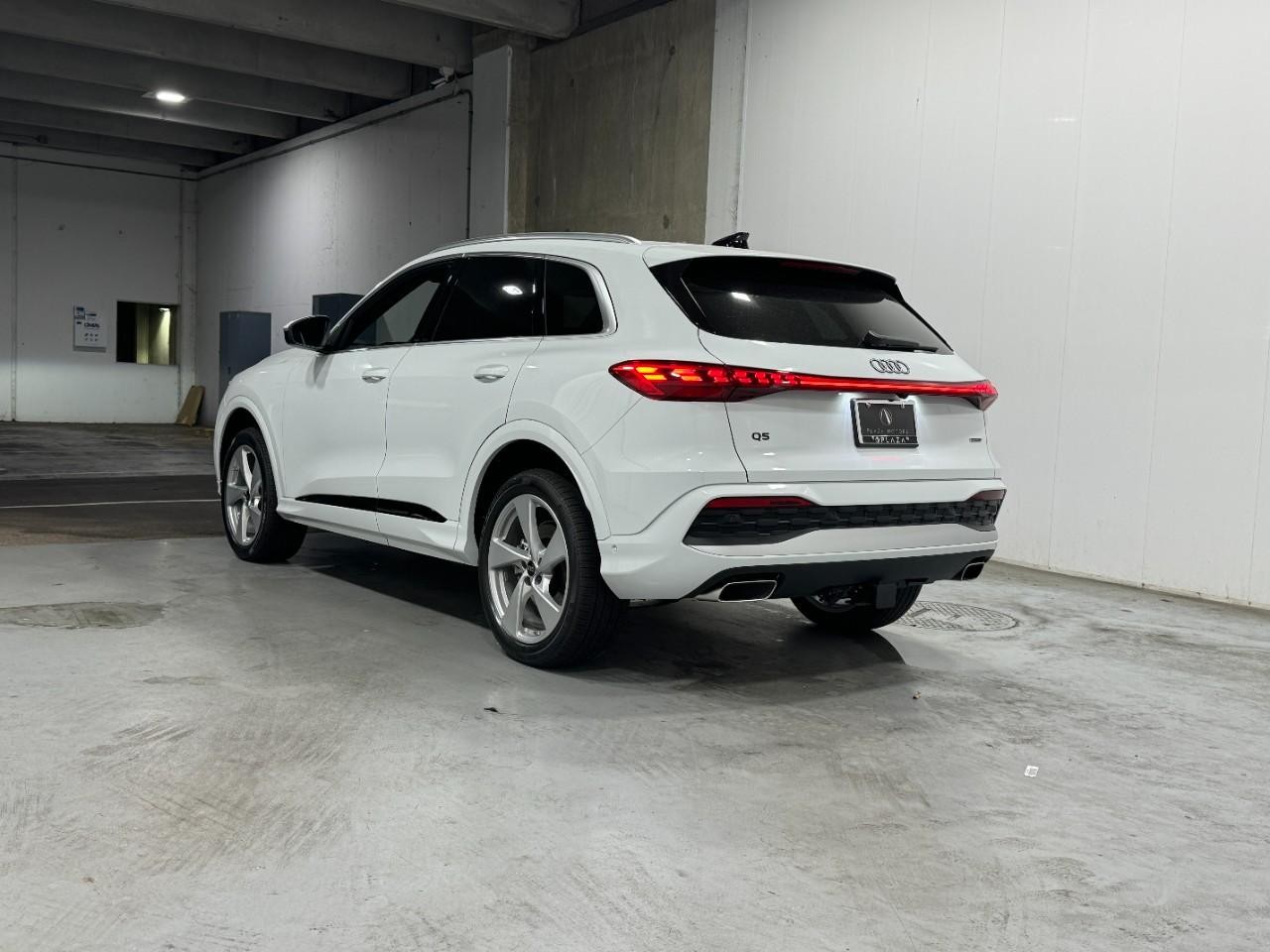 Audi Q5 Vehicle Full-screen Gallery Image 3