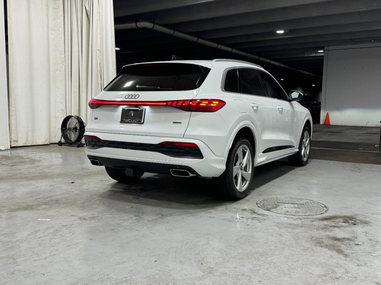 Audi Q5 Vehicle Full-screen Gallery Image 4