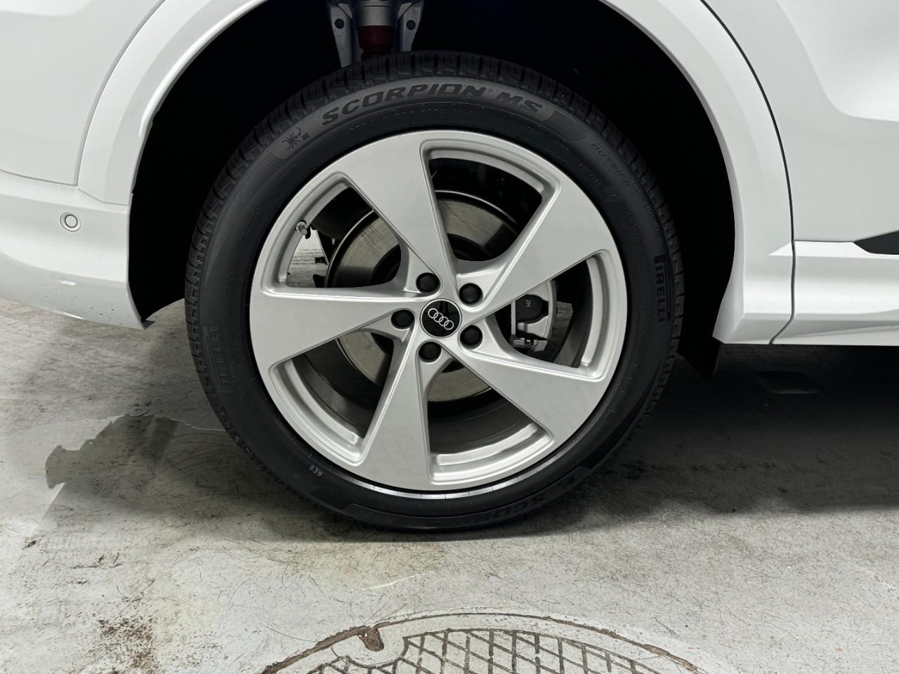 Audi Q5 Vehicle Full-screen Gallery Image 5