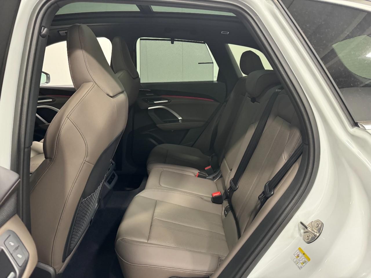 Audi Q5 Vehicle Full-screen Gallery Image 8