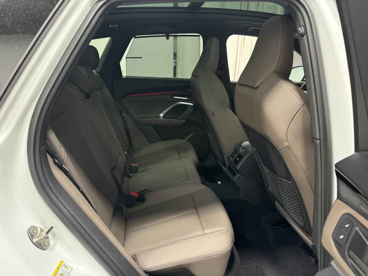 Audi Q5 Vehicle Full-screen Gallery Image 10