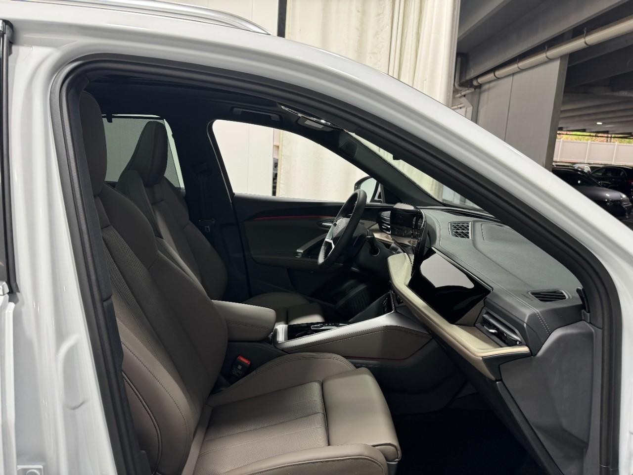 Audi Q5 Vehicle Full-screen Gallery Image 18