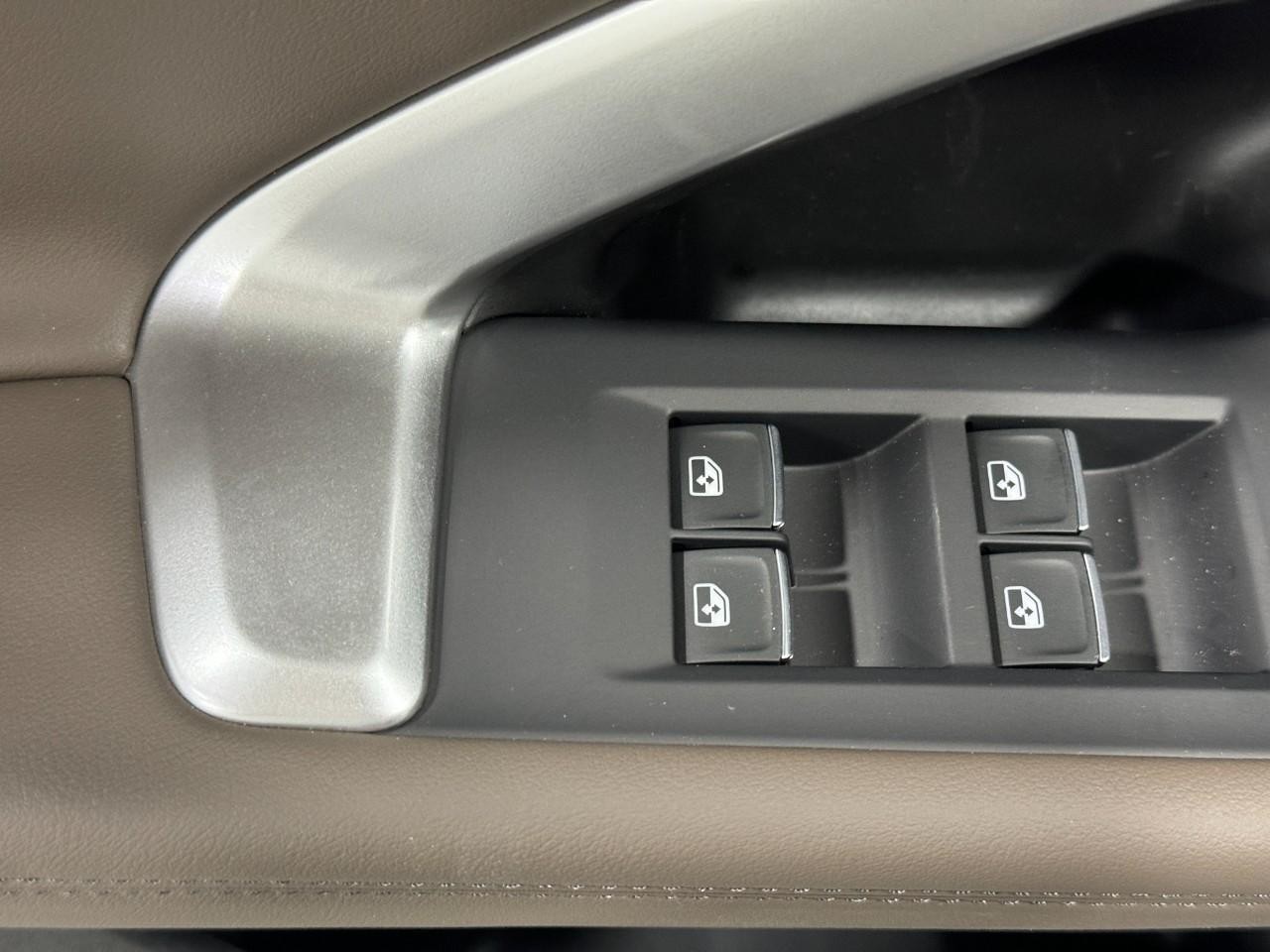 Audi Q5 Vehicle Full-screen Gallery Image 24