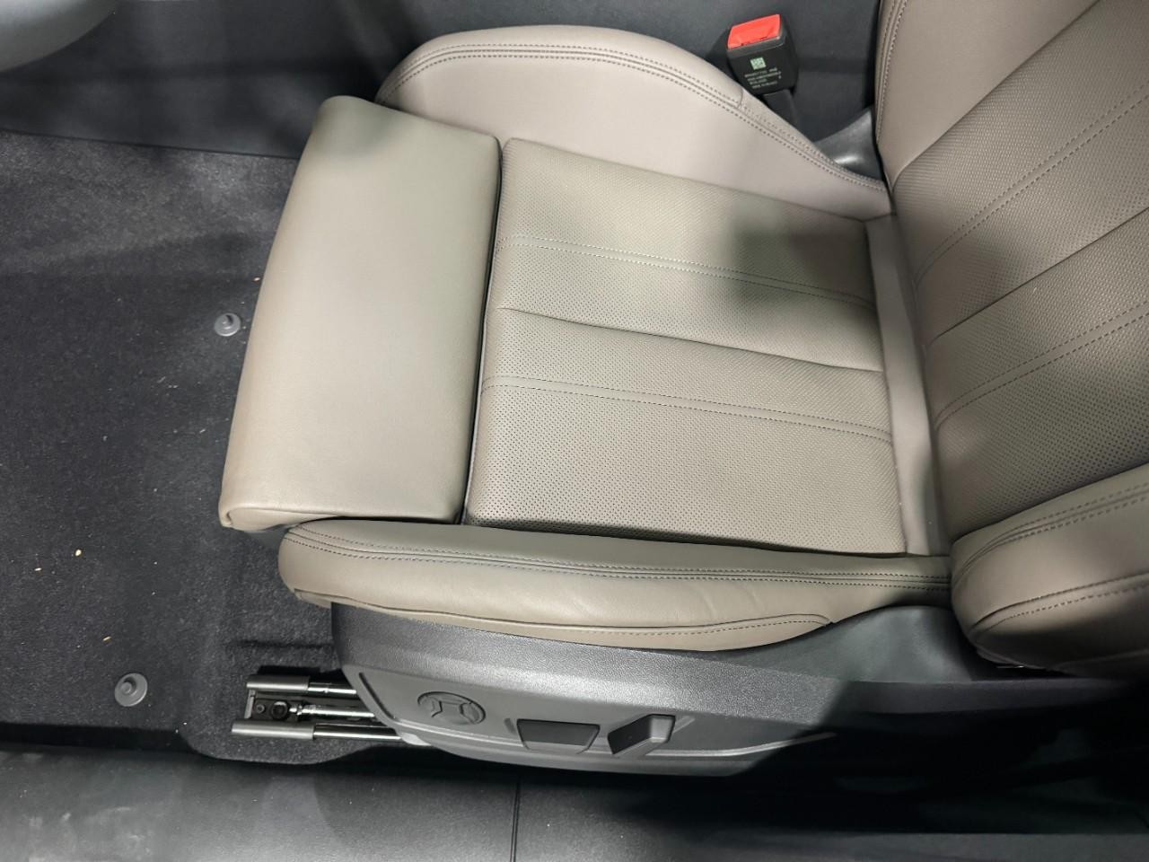 Audi Q5 Vehicle Full-screen Gallery Image 28