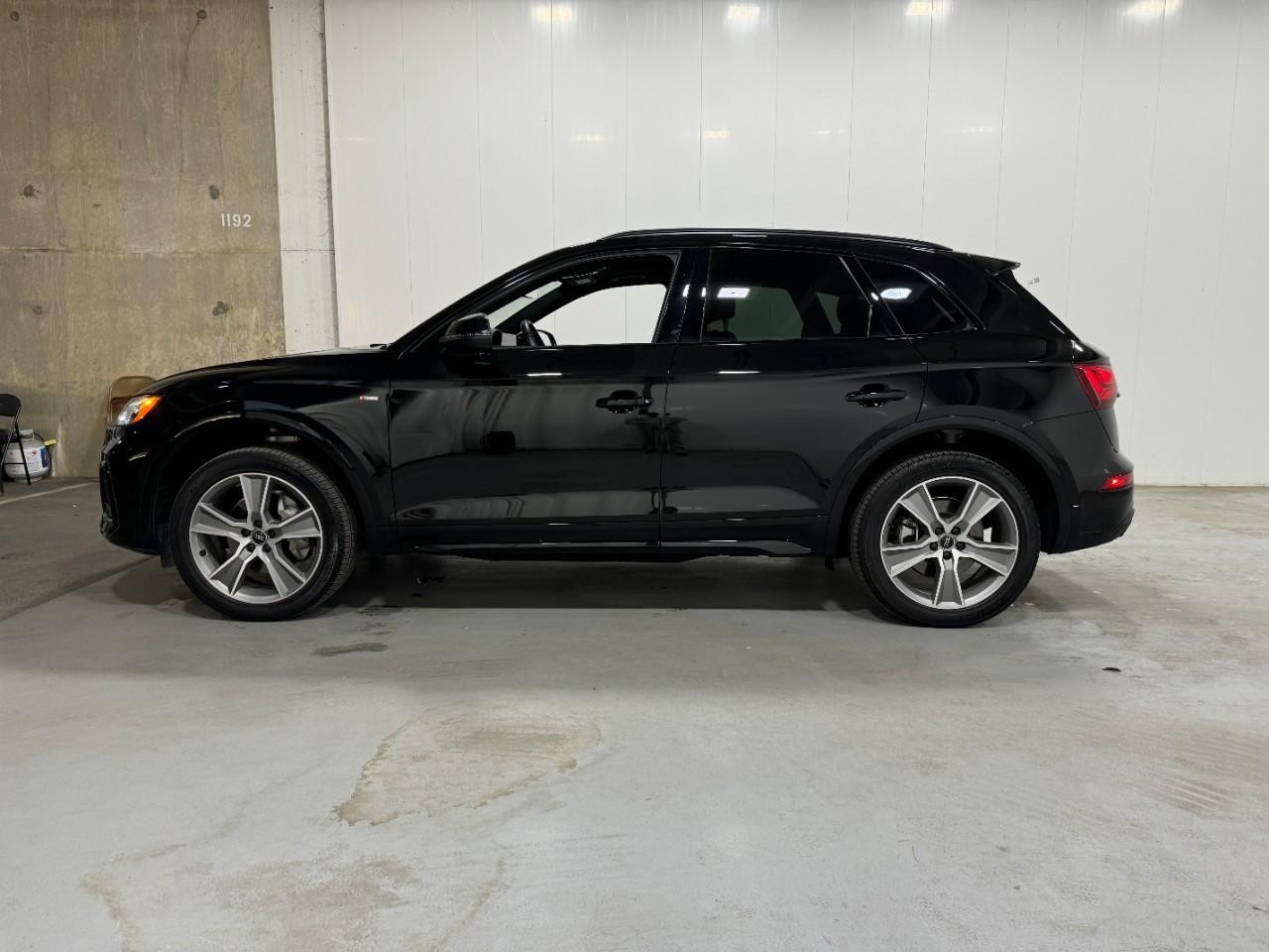 Audi Q5 Vehicle Full-screen Gallery Image 2