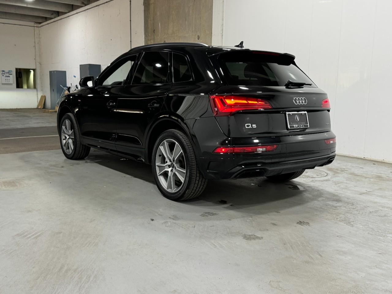 Audi Q5 Vehicle Full-screen Gallery Image 3