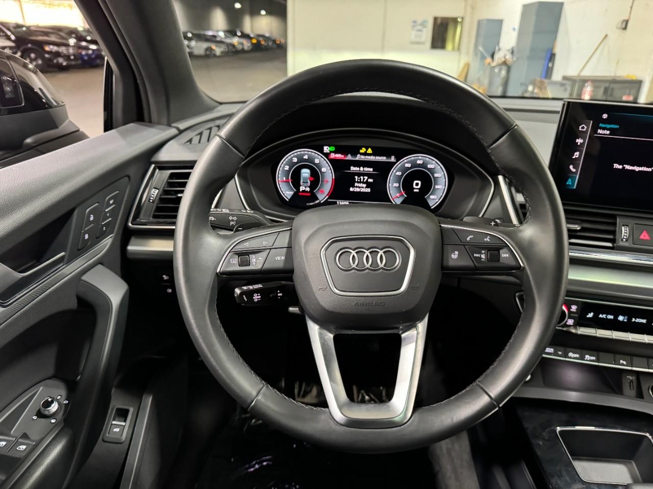 Audi Q5 Vehicle Full-screen Gallery Image 14
