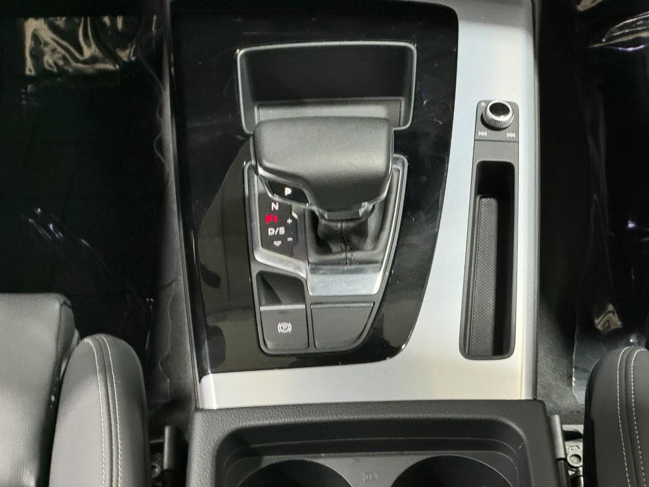 Audi Q5 Vehicle Full-screen Gallery Image 17