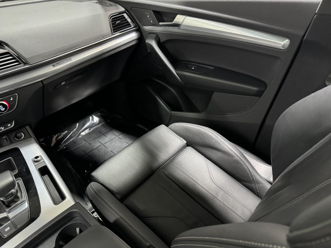 Audi Q5 Vehicle Full-screen Gallery Image 18