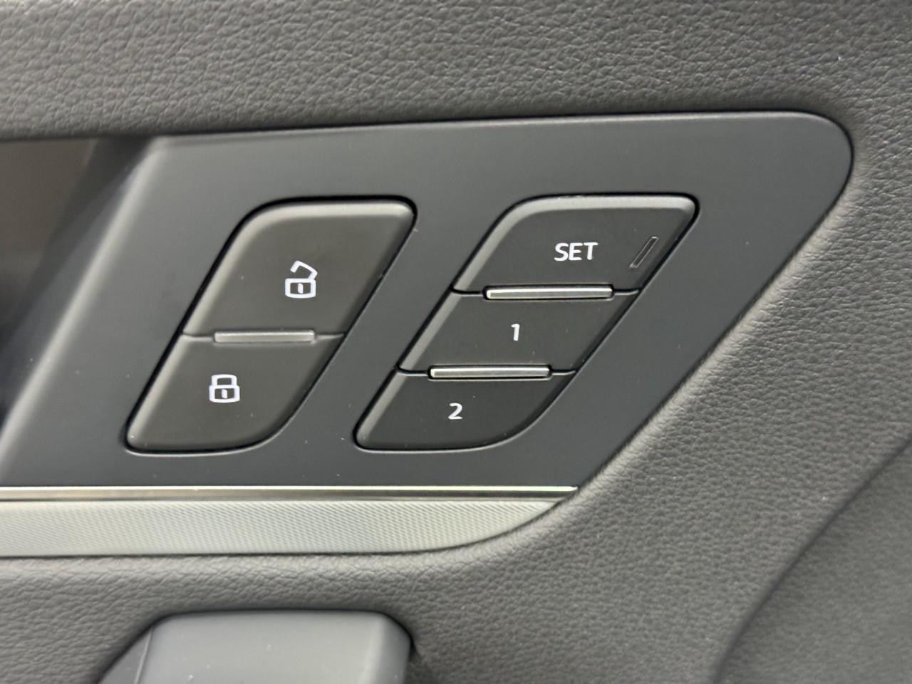 Audi Q5 Vehicle Full-screen Gallery Image 24