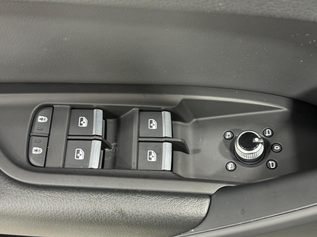 Audi Q5 Vehicle Full-screen Gallery Image 25