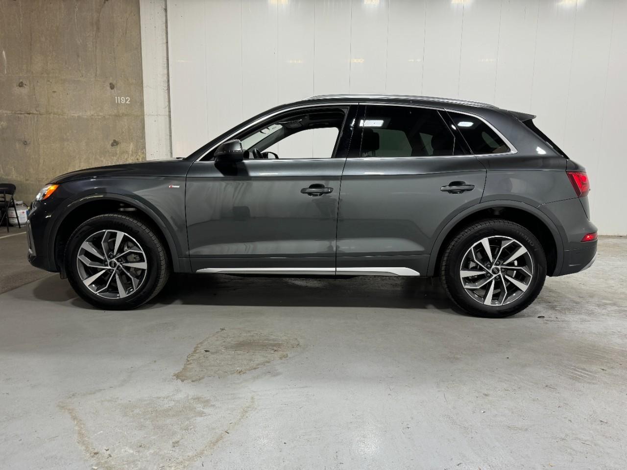 Audi Q5 Vehicle Full-screen Gallery Image 2