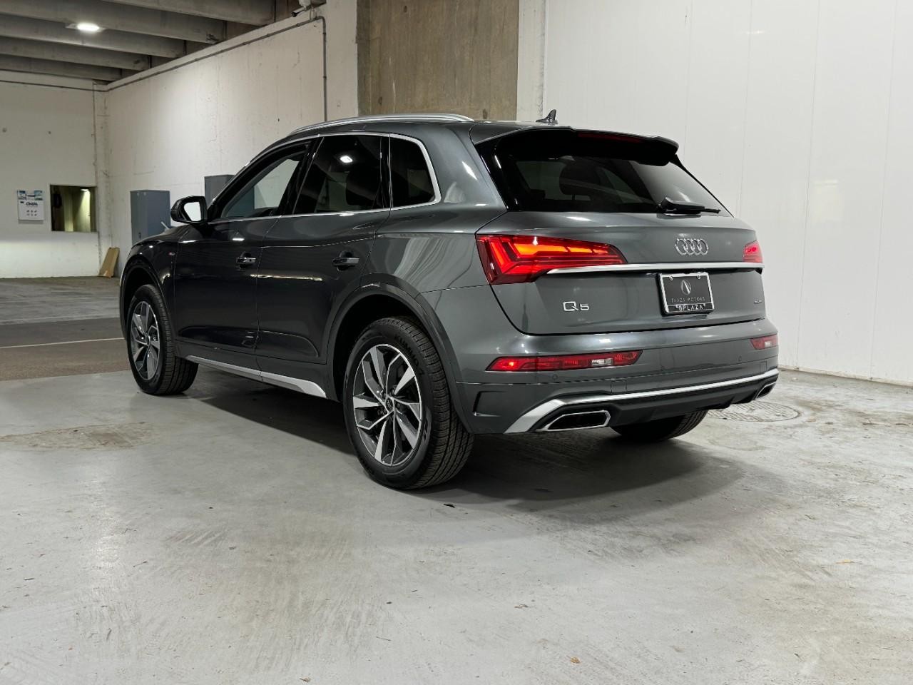 Audi Q5 Vehicle Full-screen Gallery Image 3