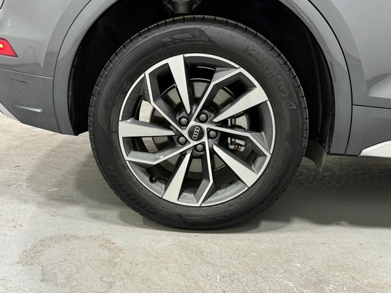 Audi Q5 Vehicle Full-screen Gallery Image 5