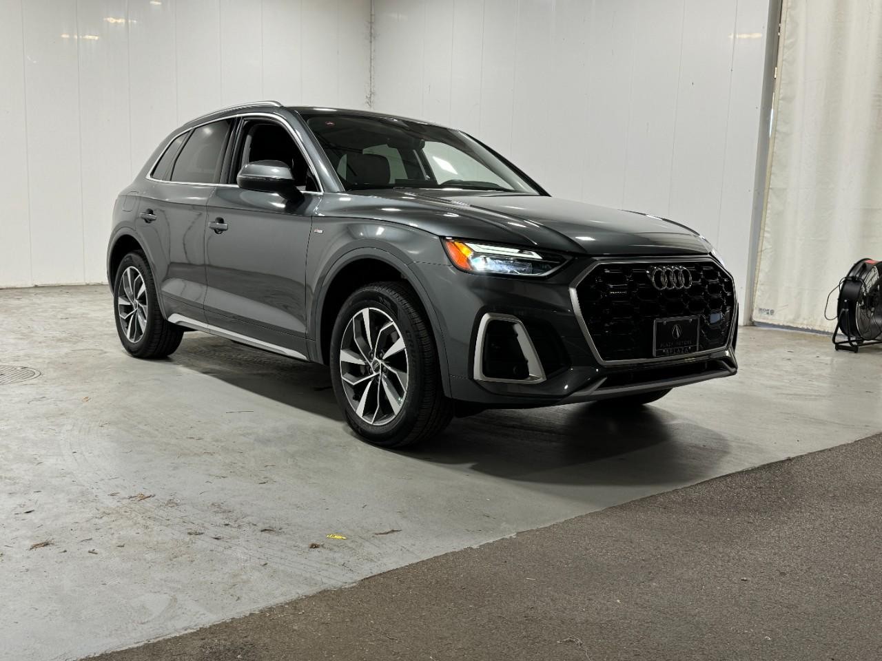 Audi Q5 Vehicle Full-screen Gallery Image 6