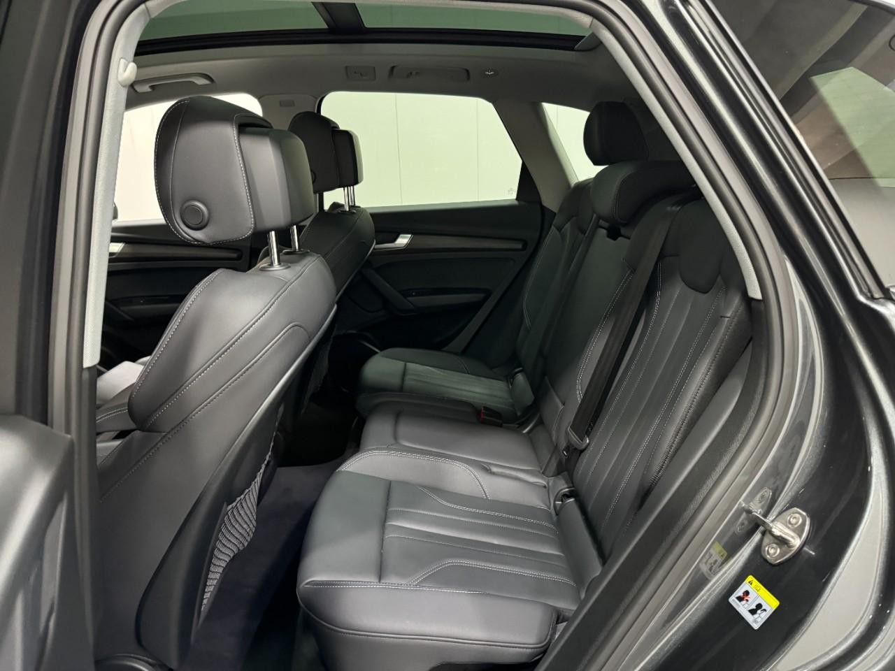 Audi Q5 Vehicle Full-screen Gallery Image 8