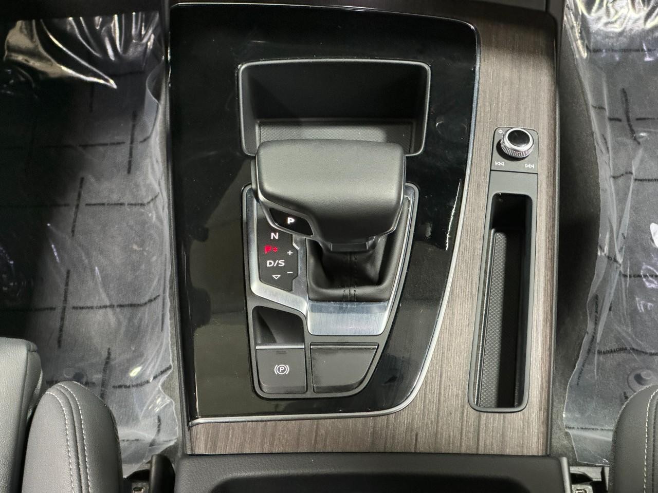 Audi Q5 Vehicle Full-screen Gallery Image 17