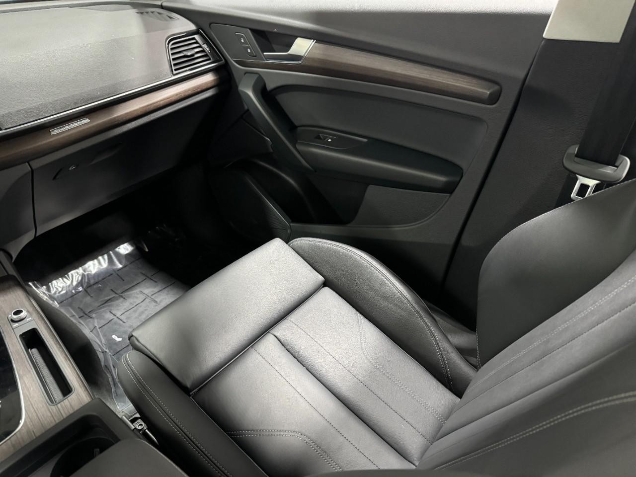 Audi Q5 Vehicle Full-screen Gallery Image 18