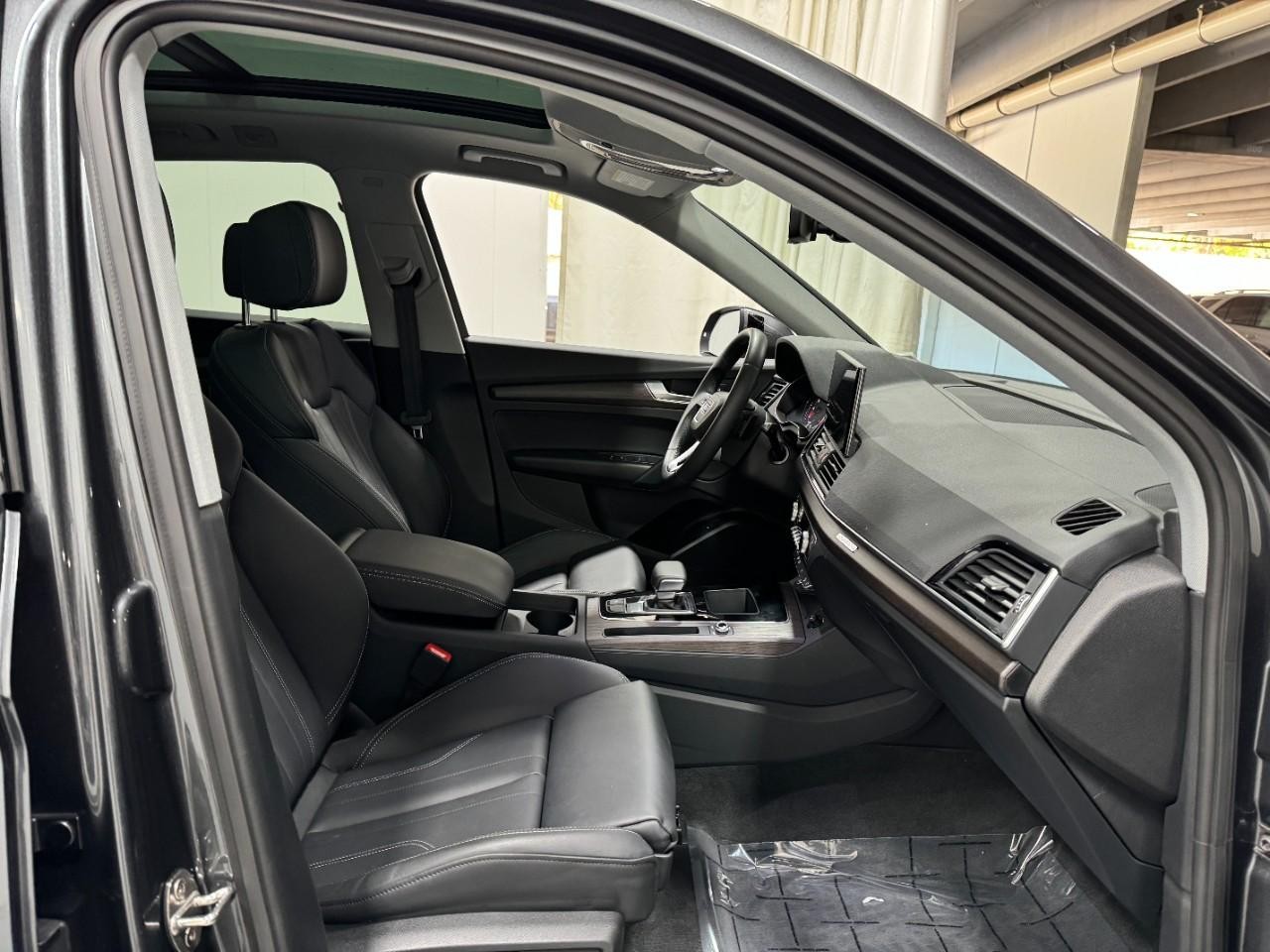 Audi Q5 Vehicle Full-screen Gallery Image 19