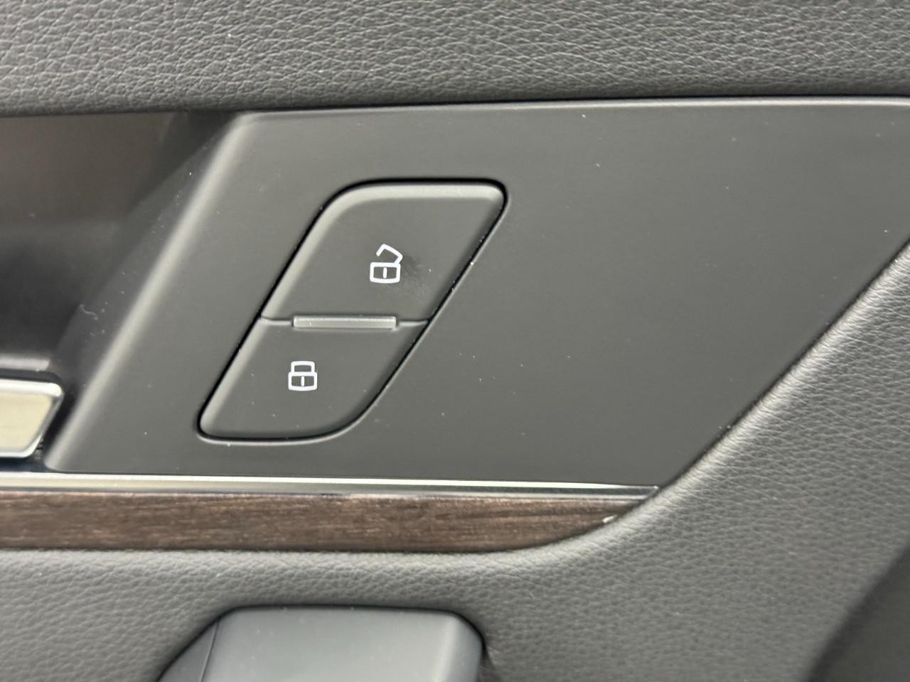 Audi Q5 Vehicle Full-screen Gallery Image 24