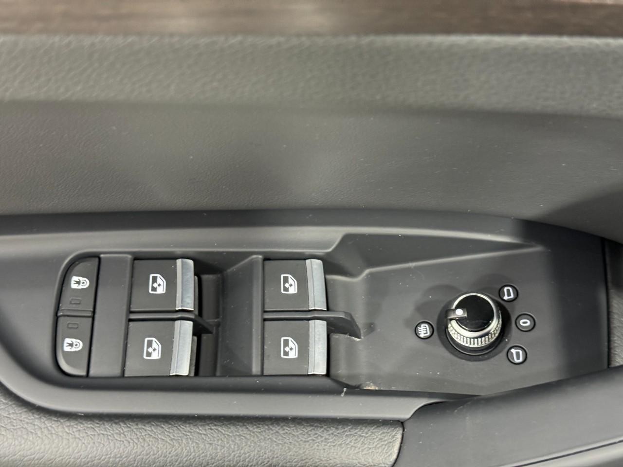 Audi Q5 Vehicle Full-screen Gallery Image 25