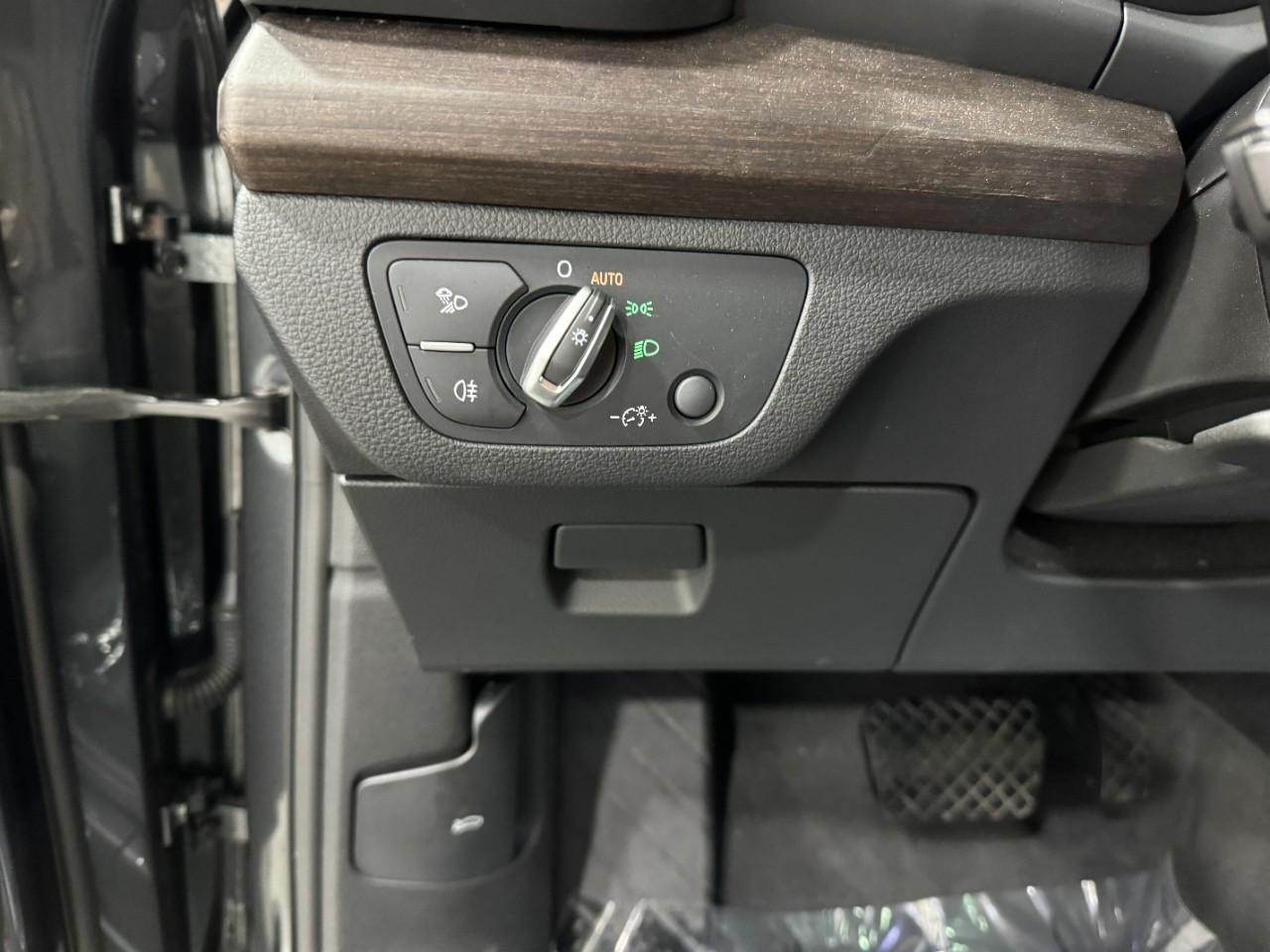 Audi Q5 Vehicle Full-screen Gallery Image 30