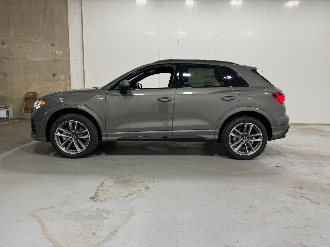 Audi Q3 Vehicle Full-screen Gallery Image 2