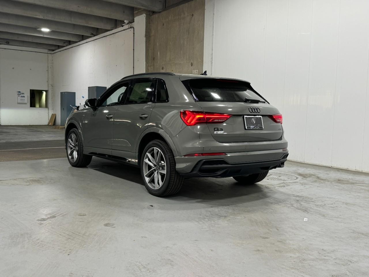 Audi Q3 Vehicle Full-screen Gallery Image 3