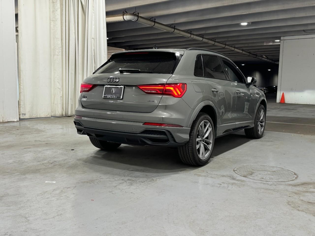 Audi Q3 Vehicle Full-screen Gallery Image 4