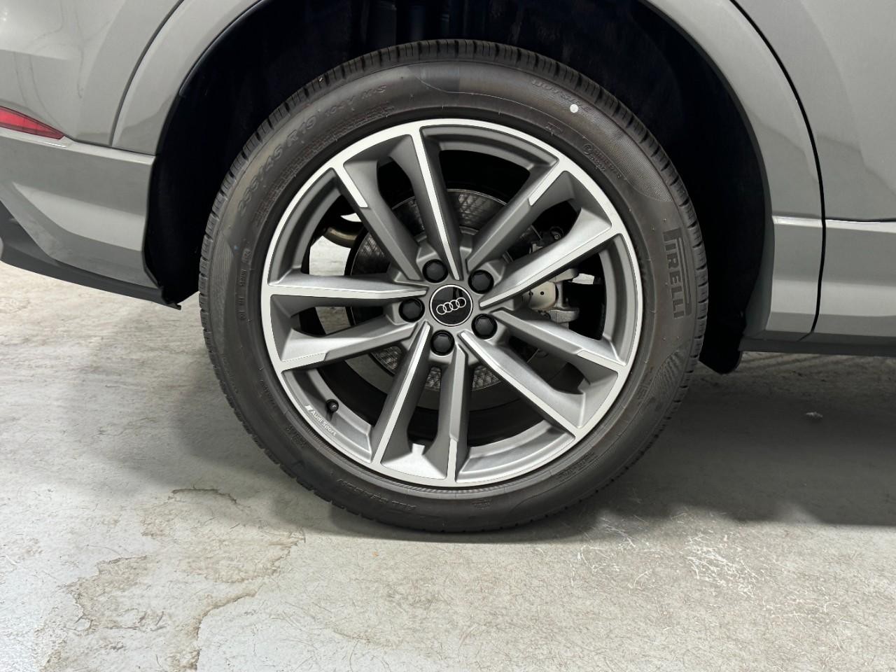 Audi Q3 Vehicle Full-screen Gallery Image 5