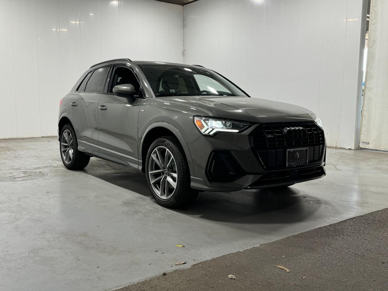Audi Q3 Vehicle Full-screen Gallery Image 6