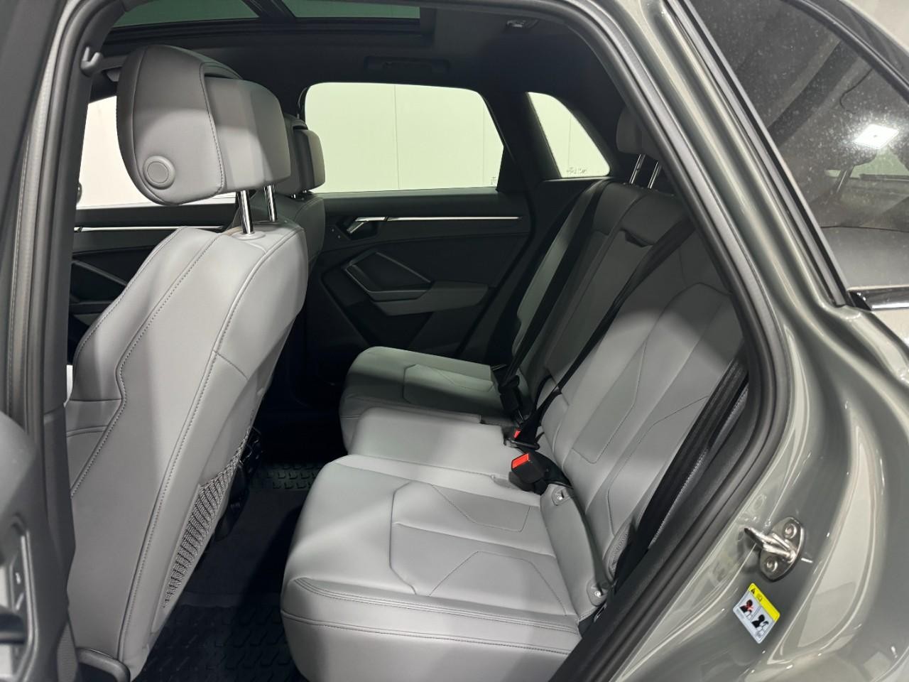 Audi Q3 Vehicle Full-screen Gallery Image 8