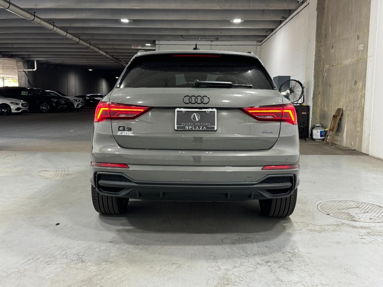 Audi Q3 Vehicle Full-screen Gallery Image 9